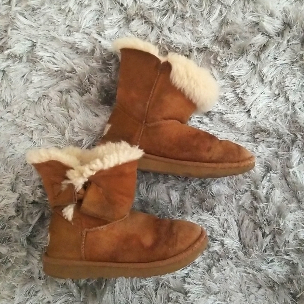 UGGS SIZE YOUTH 1 IN CHESTNUT